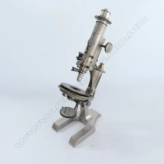 NICKEL PLATED BRASS SEIBERT, WETZLER POLARIZING MICROSCOPE, BARREL ENGRAVED 'SYRACUSE UNIV. III'.  IN MAHOG BOX